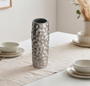 Jarrón de Metal Plateado con Textura Martillada, Cilíndrico Alto, Ideal para Decoración Floral de Mesa en Hogares Sofisticados - Product Image 5