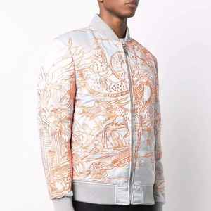 Chaqueta de moda universitaria de poliéster satinado con logotipo personalizado, nuevo diseño de invierno para exteriores, chaqueta de exterior con gráfico 3D de Paisley multicolor para exteriores - Product Image 2