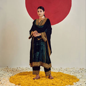 Ensemble de costume 3 pièces pour femme Ramdev Trading (haut, bas et dupatta) en soie créponnée lourde, matériaux recyclés, séchage rapide, toutes saisons, moderne - Product Image 1