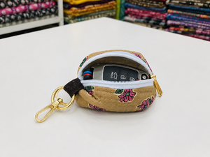 Mini porte-clés de luxe matelassé en tissu de coton personnalisable avec fermeture éclair, motif filigrané, protection durable pour clés de voiture Le Souvenirs - Product Image 1