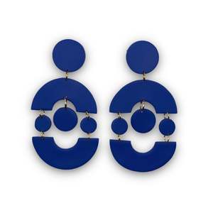 Boucles d'oreilles en résine légères, fabriquées à la main avec un polissage lisse, design tendance, qualité durable pour les bijoux de mode, accessoires en cristal - Product Image 1