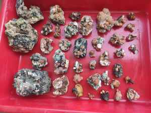 Belle boule naturelle de thomsonite rouge avec un lot de minéraux de stilbite - Product Image 4