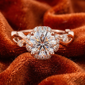 แหวนหมั้นทองคำขาว 14K/18K ทรงกลมประดับเพชรแบบ Halo พร้อมดีไซน์ลายเถาวัลย์และใบไม้ประดับด้านข้าง |   แหวนเจ้าสาวสุดโรแมนติกสำหรับผู้หญิง - Product Image 1