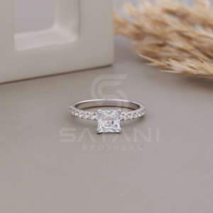 Anillo de Compromiso de Moissanita con Corte Princesa, Banda de Media Eternidad con Brillo Brillante, Diseño de Joyería Fina y Elegante - Product Image 5