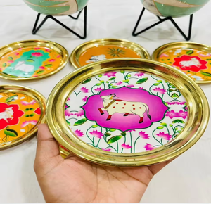 Ensemble de sous-verres ronds en laiton martelé avec un support de rangement circulaire texturé assorti, disponible à prix de gros. - Product Image 3