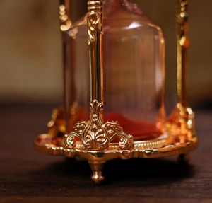 Magnifique Sablier Doré de Designer avec Détails en Cristal et Sable Rouge pour Cadeau de Pendaison de Crémaillère et Décoration Intérieure Minimaliste - Product Image 5