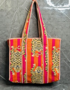 Bolso Tote Hecho a Mano con Estampado de Tigre |   Bolso de Hombro Acolchado de Algodón |   Bolsa de Compras con Estampado Animal |   Bolsa de compras diaria para mujer - Product Image 6