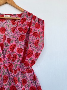 Mono de Algodón Estampado Floral Rosa Premium para Mujer con Cintura Elástica, Mangas con Volantes y Corte Holgado para Uso Casual de Verano B2B - Product Image 2