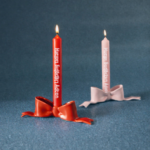 Vela de Cumpleaños Personalizada de Lujo con Base de Lazo – Vela Cónica con Nombre Personalizado y la Frase “Feliz Cumpleaños” - Product Image 1