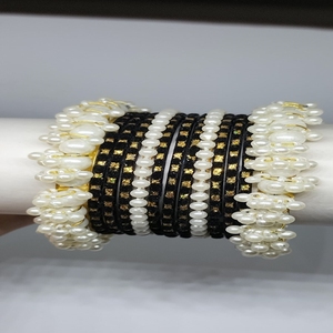 Ensemble de bracelets noirs ornés de perles dorées avec un motif diamanté pour femmes - Product Image 1