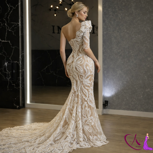 Vestido de Novia de Encaje Color Marfil de Lujo |   Vestido de novia de diseñador con un solo hombro y cola |   Elegante Vestido de Novia Estilo Sirena, Corte Ajustado, Alta Costura - Product Image 5