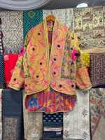 Manteau d'hiver réversible brodé à la main Kantha Suzani, motif floral respirant, style bohème du Rajasthan, veste longue