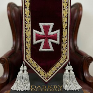 Écharpe maçonnique personnalisée en velours bordeaux avec broderie en fil d'argent, croix celtique et motif épi de blé, ornée de franges et pompons faits main - Product Image 4