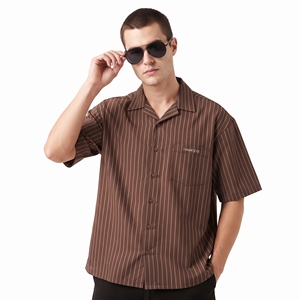 Camisa de hombre con botones y rayas minimalistas, patrón bicolor, corte holgado, manga corta, tejido relajado, proveedor mayorista OEM - Product Image 1