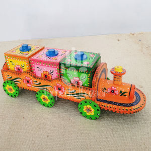 Mini train en bois peint à la main multicolore, décoration d'intérieur, fabriqué en Inde par theperfectbazaar - Product Image 5