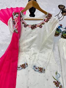 Conjunto de Traje Palazzo Bordado Premium para Mujer con Adornos de Perlas, Bordado Intenso, Dupatta de Diseñador y Ropa Étnica Elegante - Product Image 5