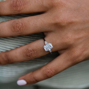 Anillo de compromiso de oro blanco de 10K con corte radiante solitario y circonitas cúbicas baguette cónicas, anillo de tres piedras de oro macizo, regalo - Product Image 2