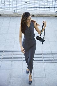 Chaleco de sarga americana para mujer, cuello en V, abotonado, teñido liso, estilo estructurado para oficina KA11 Hecho en Vietnam - Product Image 4