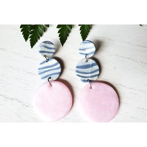 Boucles d'oreilles en résine haut de gamme, accessoires élégants en cristal pour les fêtes, les occasions décontractées et les tenues festives, fabriquées à la main pour une durabilité longue durée - Product Image 3