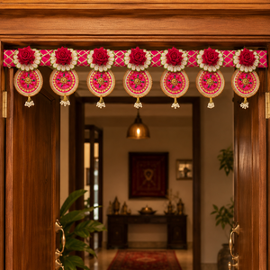 Bandhanwar Toran Hecho a Mano con Rosas Rojas, Adorno para Puerta con Borlas de Perlas Rosadas y Doradas, Decoración Festiva para Bodas y Hogar - Product Image 2