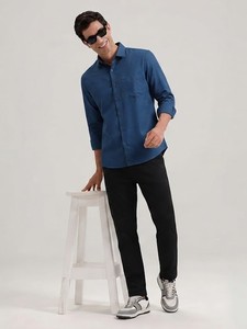 เสื้อเชิ้ตผู้ชายสีน้ำเงินผ้าฝ้ายเนื้อเรียบ แขนยาว ปกคอพับ ระบายอากาศได้ดี เหมาะสำหรับใส่ในฤดูร้อน - Product Image 2