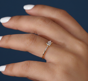 Anillo de compromiso de oro amarillo de 14K para mujer, con diamante de laboratorio en forma de pera de 0.52Ct, chapado en rodio, VVS2, certificado IGI, con tallo dividido, venta al por mayor - Product Image 5