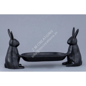 Plateau de service décoratif moderne en aluminium noir avec sculpture de lapin de Pâques, pour décoration de table, centres de table et cadeau de pendaison de crémaillère - Product Image 5