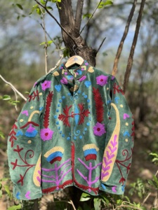 Chaqueta Corta de Invierno con Capucha para Mujer y Adolescente, de Terciopelo Bordado a Mano, Estilo Vintage |   Abrigo Casual de Diseñador con Cuello Mandarín 100% Orgánico - Product Image 4