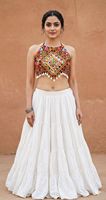 Ensemble de deux pièces : Blouse à col halter ornée de miroirs et Ghaghra en rayonne avec dos nu en dentelle Kodi, idéal pour le festival Navratri