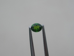 Diopsido cromado verde ovalado facetado suelto de 5x4mm - Product Image 1