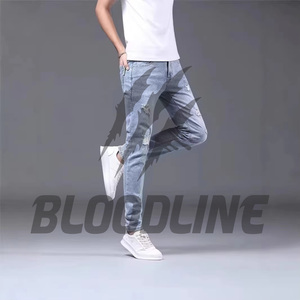 Jean en denim déchiré bleu clair pour homme, coupe slim, jambe droite, taille mi-haute, en coton, délavé, tissé, pour l'été, style décontracté - Product Image 3