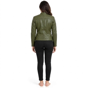 Chaqueta de cuero para mujer de alta calidad, diseñada con material duradero y ajuste cómodo, con acabado suave y costuras impecables. - Product Image 5