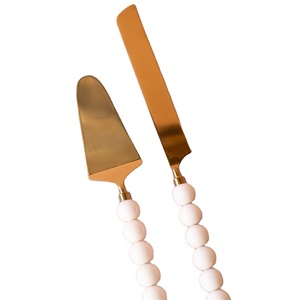 ชุดมีดและที่ตักเค้กทองคำสุดหรู พร้อมด้ามจับประดับลูกปัดสีขาว อุปกรณ์ตัดและเสิร์ฟขนมหวานอย่างมีสไตล์ เหมาะสำหรับตกแต่งงานแต่งงาน - Product Image 1