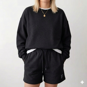 ชุดเซ็ตเสื้อคอเต่าและกางเกงขาสั้นสำหรับผู้หญิง เหมาะสำหรับฤดูหนาว ให้ความอบอุ่น สวมใส่สบาย ดูดีมีสไตล์ เหมาะสำหรับใส่ในชีวิตประจำวัน - Product Image 1