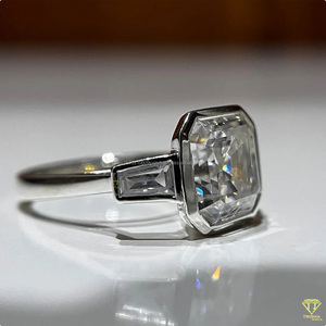 Bague de fiançailles à trois pierres en diamant de laboratoire taille radiant, argent sterling 925, pierres latérales taille baguette, style vintage, certifiée IGI - Product Image 5