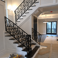 Rampe d'escalier élégante en fer forgé : Balustrade métallique de luxe sur mesure pour intérieurs de maisons haut de gamme et designs modernes sophistiqués