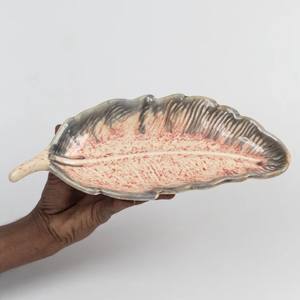 Plat de service en céramique rose vintage à motif de feuilles en relief avec bords émaillés brun rustique et poignées latérales décoratives pour présentation sur table - Product Image 5