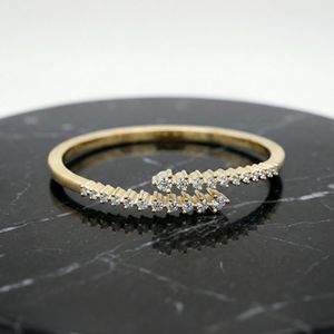 กำไลข้อมือผู้หญิงประดับเพชรแล็บโกรว์รูปหัวใจสีทอง ดีไซน์โรแมนติกจากแรงบันดาลใจรูปหัวใจ ทำจากเงินสเตอร์ลิง เหมาะเป็นของขวัญสำหรับงานแต่งงานหรืองานเลี้ยง - Product Image 2