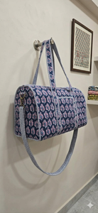 Bolsa de Viaje Deportiva Táctica de Lujo, Hecha a Mano, con Estampado Floral Azul, de Algodón Resistente y Ecológico, con Cierre y Gran Capacidad - Product Image 3