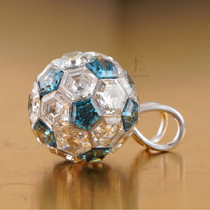 Colgante de Bola de Diamante de Laboratorio de 8.50 CT en Oro Blanco de 14K, Claridad VVS1, Engaste Invisible, Certificado IGI, Forma de Letra - Product Image 2