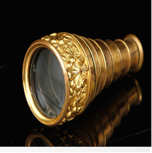 Binoculares de estilo vintage forrados en cuero con detalles en latón y adornos decorativos en oro. Disponible a precios de mayorista. - Product Image 2