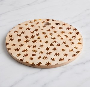 Tabla de cortar redonda de madera con patrón de estrellas grabado con láser y orificio para colgar en la parte superior - Product Image 1