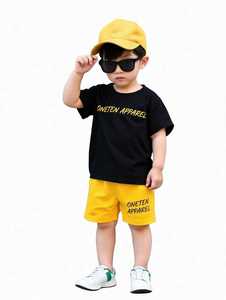 ONETEN APPAREL Ensemble T-shirt noir et short jaune pour enfants, imprimé lettres, manches courtes, col rond, tenue décontractée deux pièces - Product Image 4