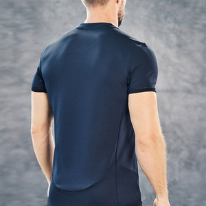 เสื้อยืดโพลีเอสเตอร์และสแปนเด็กซ์สำหรับผู้ชาย น้ำหนัก 220 กรัม ทรงสั้น สไตล์ลำลอง ดีไซน์เรียบ สามารถสกรีนโลโก้ตามสั่งได้ - Product Image 6