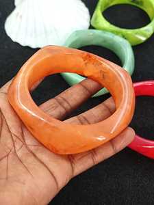 Colección de Brazaletes Hechos a Mano de Primera Calidad, Brazaletes Únicos de Forma Irregular con Efecto Naranja, Verde y Rojo, Brazaletes de Resina con Estética Brillante - Product Image 5