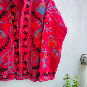Veste matelassée en velours rose respirant, fabriquée à la main, avec broderie florale complexe, élégante tenue traditionnelle indienne pour l'hiver - Product Image 5