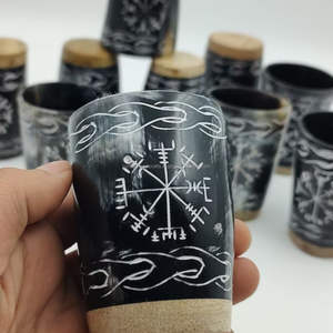 Verre de corne de boeuf gravé à la main personnalisé en noir naturel fini par Tayyab Handicraft - Product Image 2