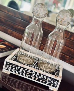 Carafe à eau en verre transparent avec support en nacre et couvercle en bois – Bouteille de service moderne pour la maison et les fêtes - Product Image 2