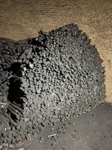 Carbón Vegetal Negro en Trozos de Madera Dura de Alta Densidad, Calidad de Exportación, 3.0-5.0% de Contenido de Ceniza, Baja Humedad, 7000-8000 Kcal/kg Calorífico - Product Image 4