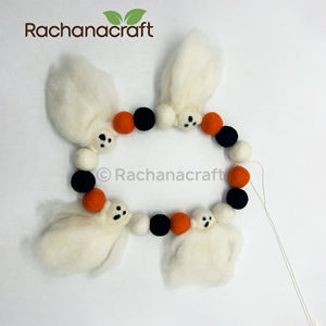 Guirnalda de Fantasmas de Fieltro Hecha a Mano para Halloween – Decoración Colgante Ecológica para Fiestas, Pancarta de Fieltro Personalizada Hecha a Mano - Product Image 1